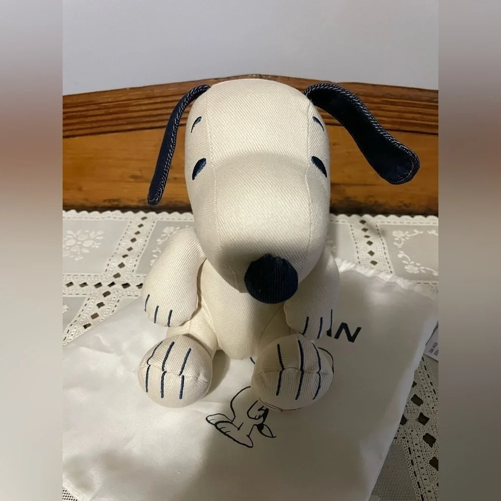 American Eagle “SNOOPY” limited edition plush NWT